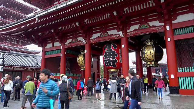 日本东京，游客们在浅草寺周围游玩视频素材