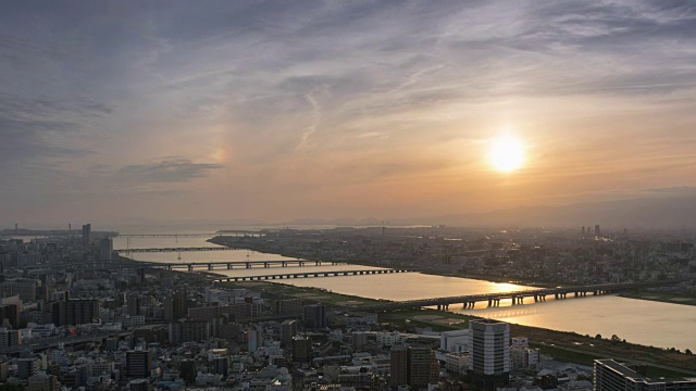 超高清时间流逝:鸟瞰图大阪市景观与大移动云在日落视频素材