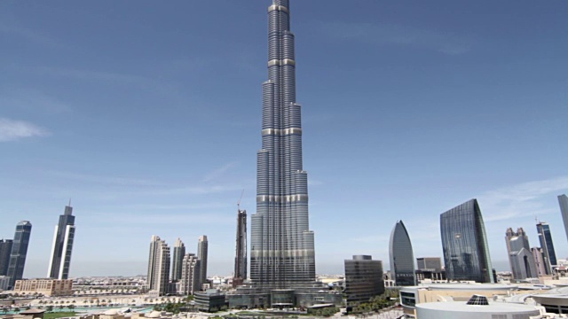 从迪拜哈利法塔(Burj Khalifa)的外部看下去。视频素材