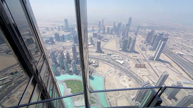 克雷恩从哈利法塔(Burj Khalifa)摩天大楼上俯瞰迪拜。视频素材