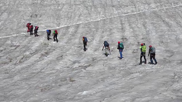 阿达梅洛山冰川上的徒步旅行者视频素材