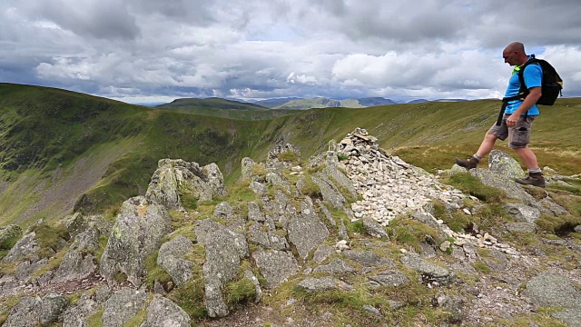 英国坎布里亚郡湖区国家公园，沃克站在基斯蒂派克峰上视频素材