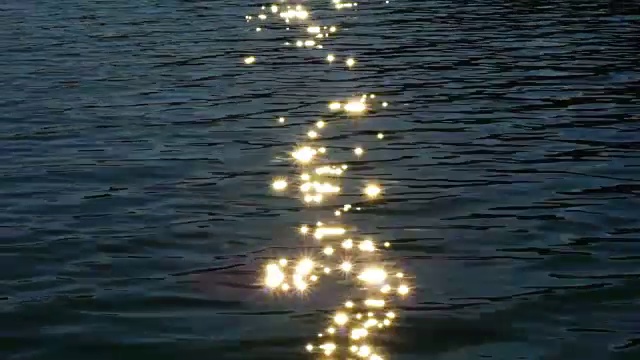 阳光在水中的反射视频素材