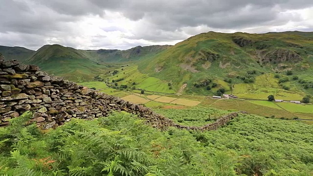 英格兰坎布里亚湖区国家公园马丁代尔山谷的Drystone墙。视频素材