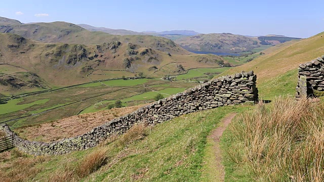 英格兰坎布里亚湖区国家公园马丁代尔山谷的Drystone墙。视频素材