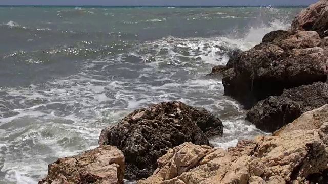 海浪和岩石在岸边视频素材