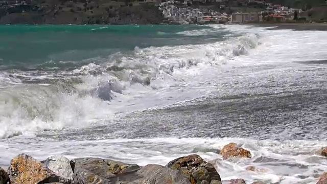 海浪拍打着萨罗布雷纳海岸视频素材