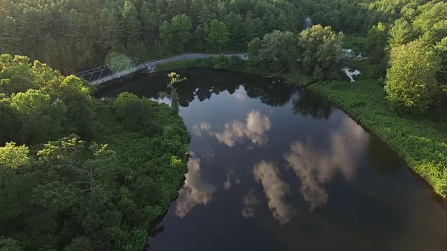 4K空中拍摄的水獭溪，位于佛蒙特州米德尔伯里附近的格林山脉视频素材