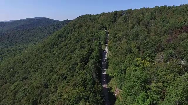 4K天线在美国佛蒙特州的绿山上升起视频素材