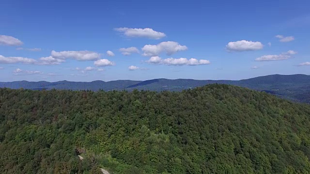 4K天线在美国佛蒙特州的绿山上升起视频素材