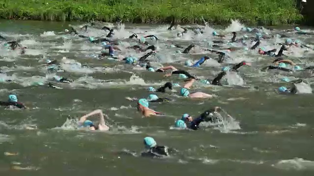 男子铁人三项游泳运动员在运河赛跑视频素材