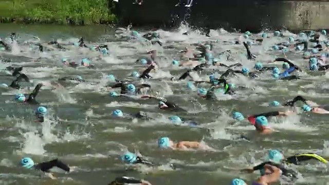 在运河里赛跑的男子铁人三项运动员视频素材