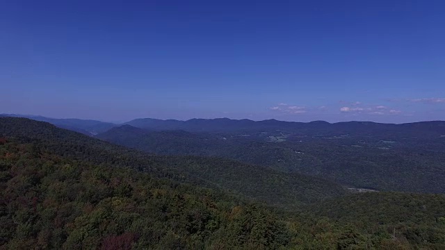 美国佛蒙特州绿山上空的4K空中飞行视频素材