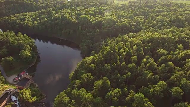 4K空中拍摄的水獭溪，位于佛蒙特州米德尔伯里附近的格林山脉视频素材