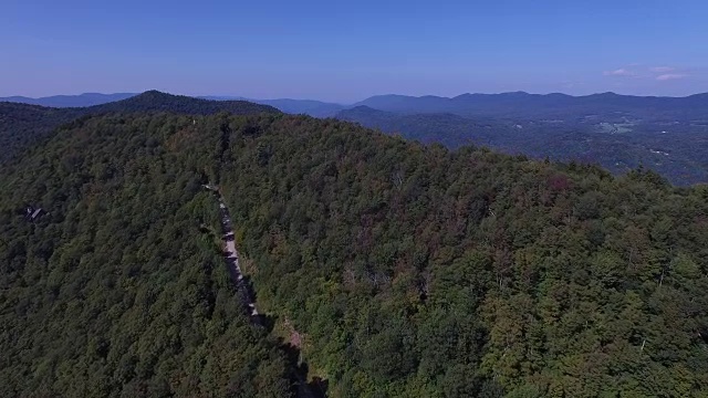 美国佛蒙特州绿山上空的4K空中飞行视频素材