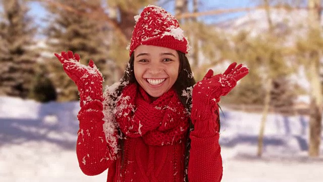 一个快乐的墨西哥女人站在雪地里视频素材