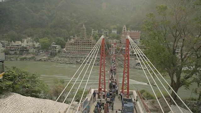 W/S CRANE IN悬索桥横跨恒河，Rishikesh，印度视频素材