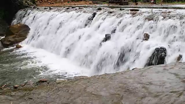 河水在夏季大坝视频下载