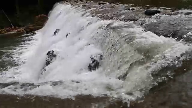 河水在夏季大坝视频下载