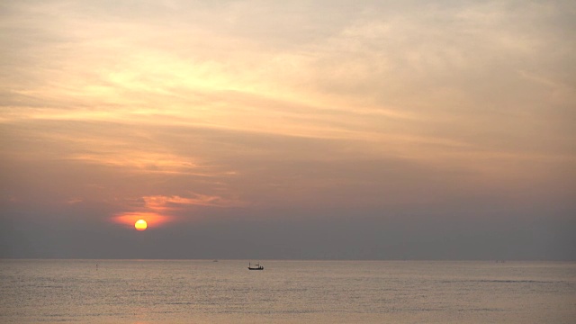 海滩和大海上美丽的日落视频素材