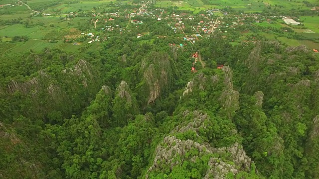 泰国Noen Maprang的石灰岩山鸟瞰图视频素材