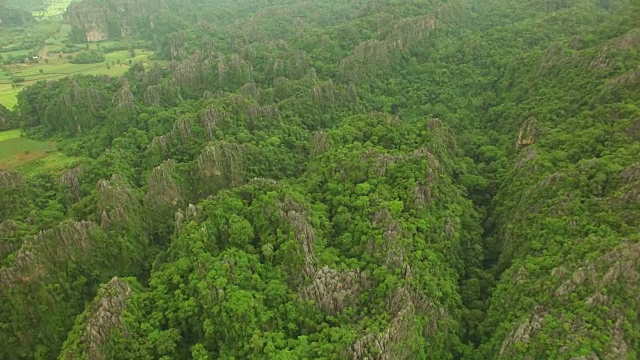 泰国Noen Maprang的石灰岩山鸟瞰图视频素材