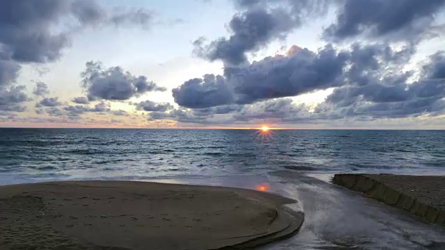 海面上的日落。视频素材