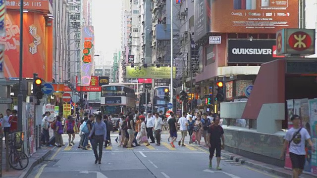 拥挤的人群穿过香港的一个购物区视频素材