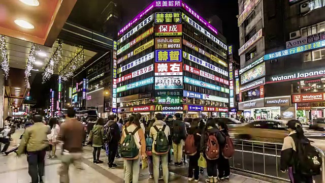 在中国台北商业区，人们等待过马路的时间视频素材