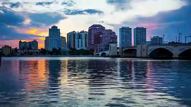 西棕榈滩，佛罗里达城市天际线白天到夜晚的时间流逝视频素材