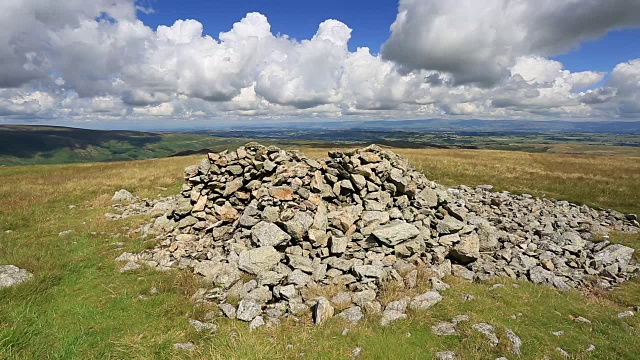 英国坎布里亚郡湖区国家公园Selside Pike fell峰顶cairn视频素材