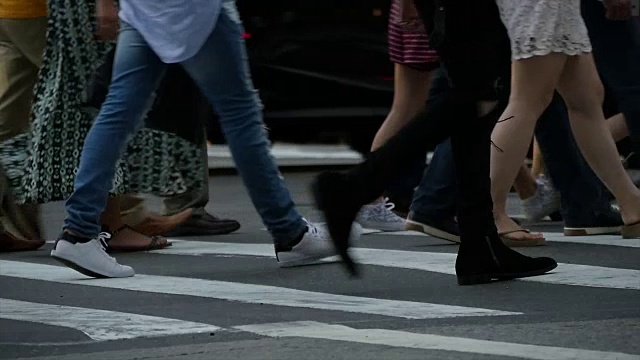 在城市中行走的人群。通勤者穿越街道。匿名行人背景视频素材