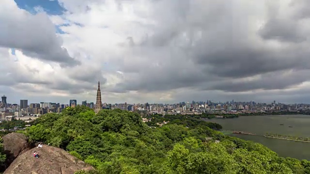 4K延时:雨穿过杭州天际线，浙江，中国视频素材