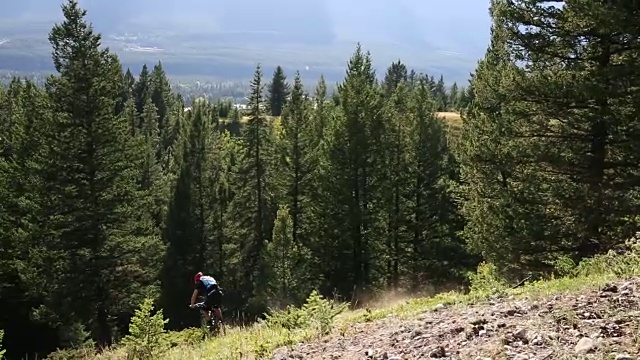 山地自行车下山陡峭的斜坡，从树脊顶视频素材