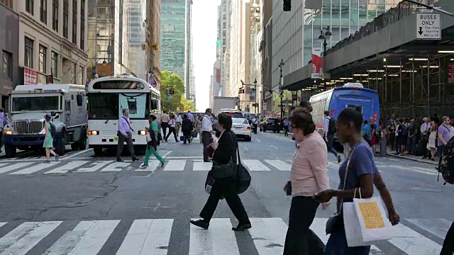 人们走在拥挤的城市街道上。曼哈顿高峰时段的通勤场景。大都市的生活方式视频素材