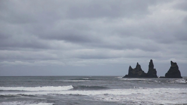 冰岛Vik I Myrdal附近海岸的中景视频素材