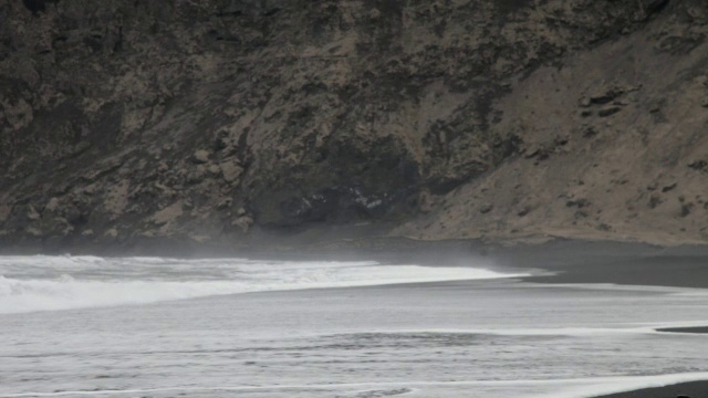 在冰岛Vik I Myrdal，海浪撞击海滩视频素材