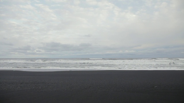 在冰岛Vik I Myrdal海浪撞击海滩的宽镜头视频素材