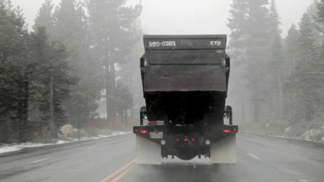 警察在塔霍湖暴风雪中跟踪一辆卡车视频素材