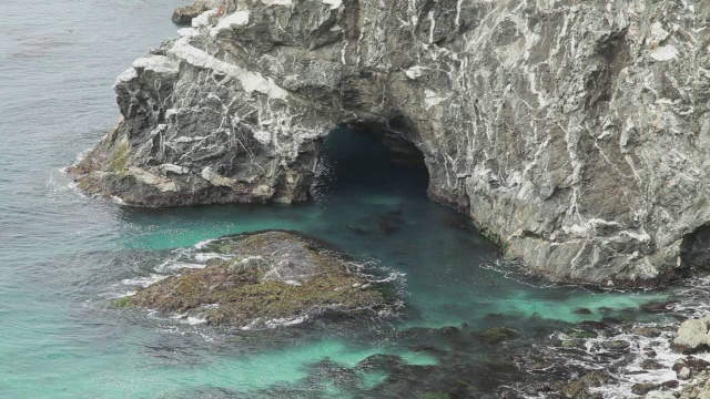 大苏尔海岸上一个洞穴的高角度视频素材