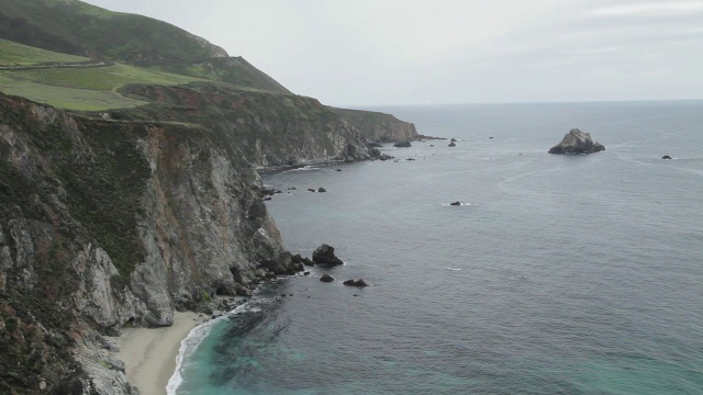 沿大苏尔海岸的高角度视频素材