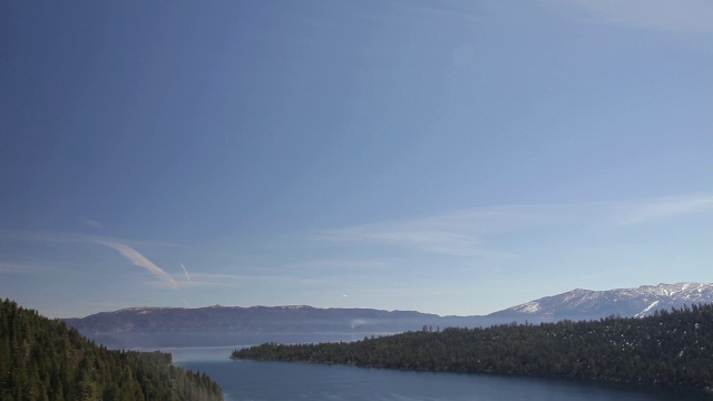 高角度拍摄的太浩湖和山脉视频素材