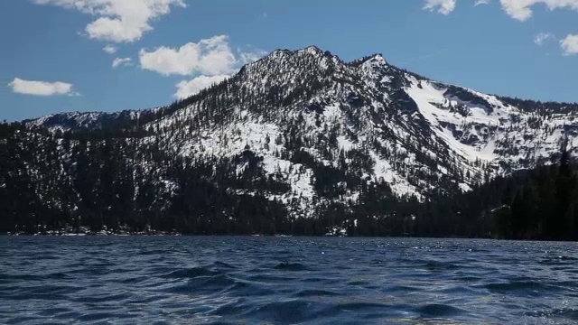 中景:太浩湖和一座被雪覆盖的山视频素材