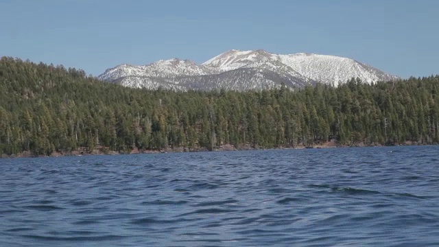 侧面的太浩湖和山脉视频素材