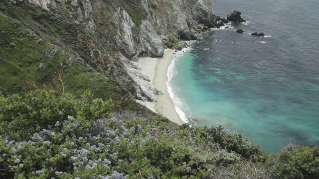 大苏尔崎岖的海岸线的高角度视频素材