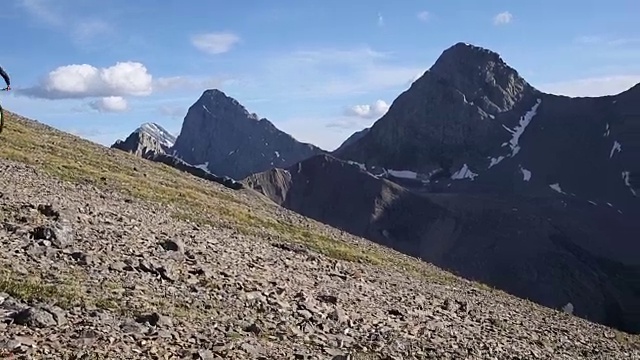 山地自行车穿过高高的山脊，下面是山谷视频素材