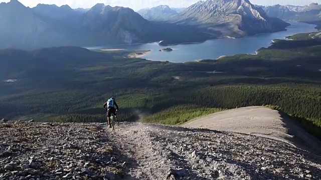 山地车从山脊下到陡峭的斜坡视频素材