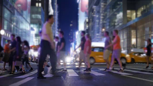 人们走在拥挤的城市街道上。曼哈顿高峰时段的通勤场景。大都市的生活方式视频素材