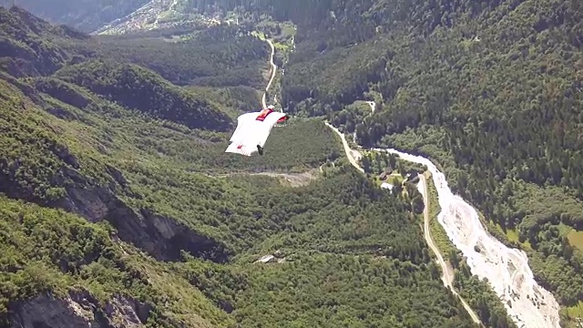 飞行服飞行员飞过高山，打开降落伞视频素材