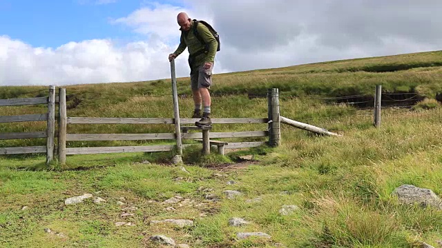 英国坎布里亚湖区国家公园，高Raise山顶上的沃克倒下视频素材